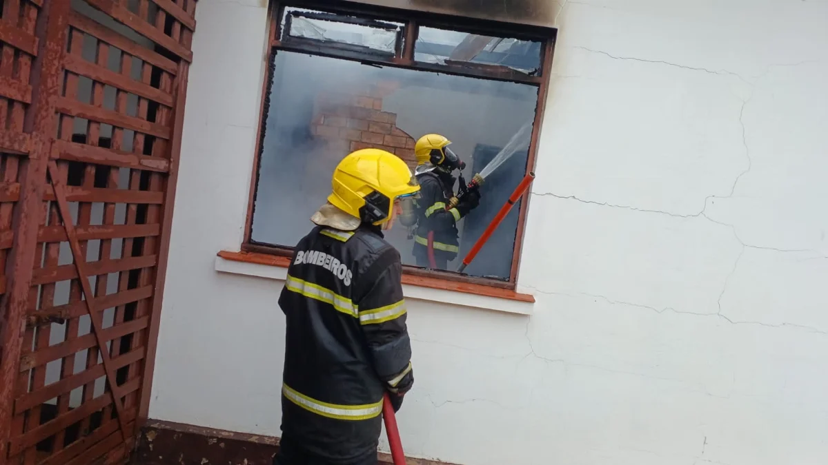 Incêndio Atinge Quarto De Residência E Mobiliza Bombeiros Em Agrolândia (2)