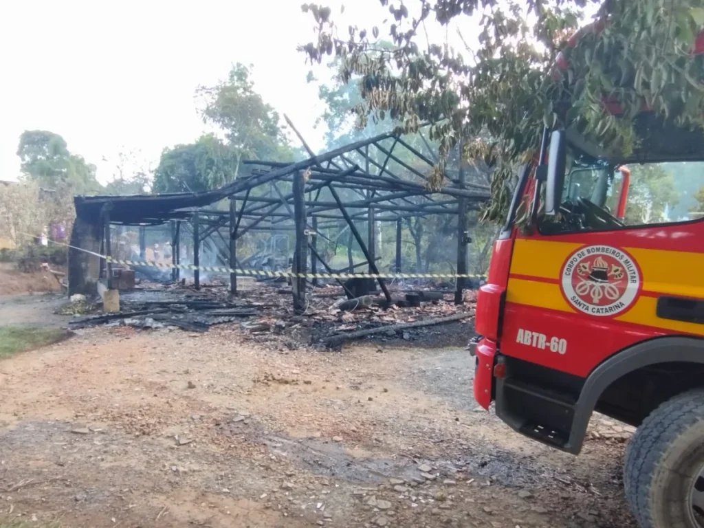 Incêndio Destrói Rancho E Deixa Proprietário Ferido Em Ituporanga (2)