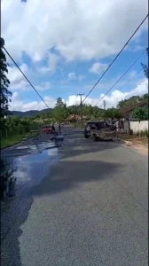 Carro colide contra poste e deixa via interditada por quatro horas em Indaial