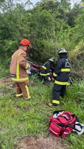 Motorista é encaminhado ao hospital após sair da pista na BR-470 em Rodeio