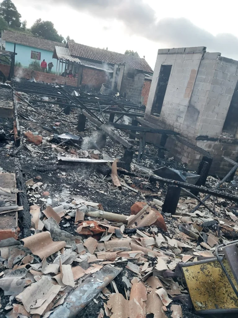 Tragédia Na Serra Família Morre Carbonizada Em Incêndio Que Destruiu Residência (2)