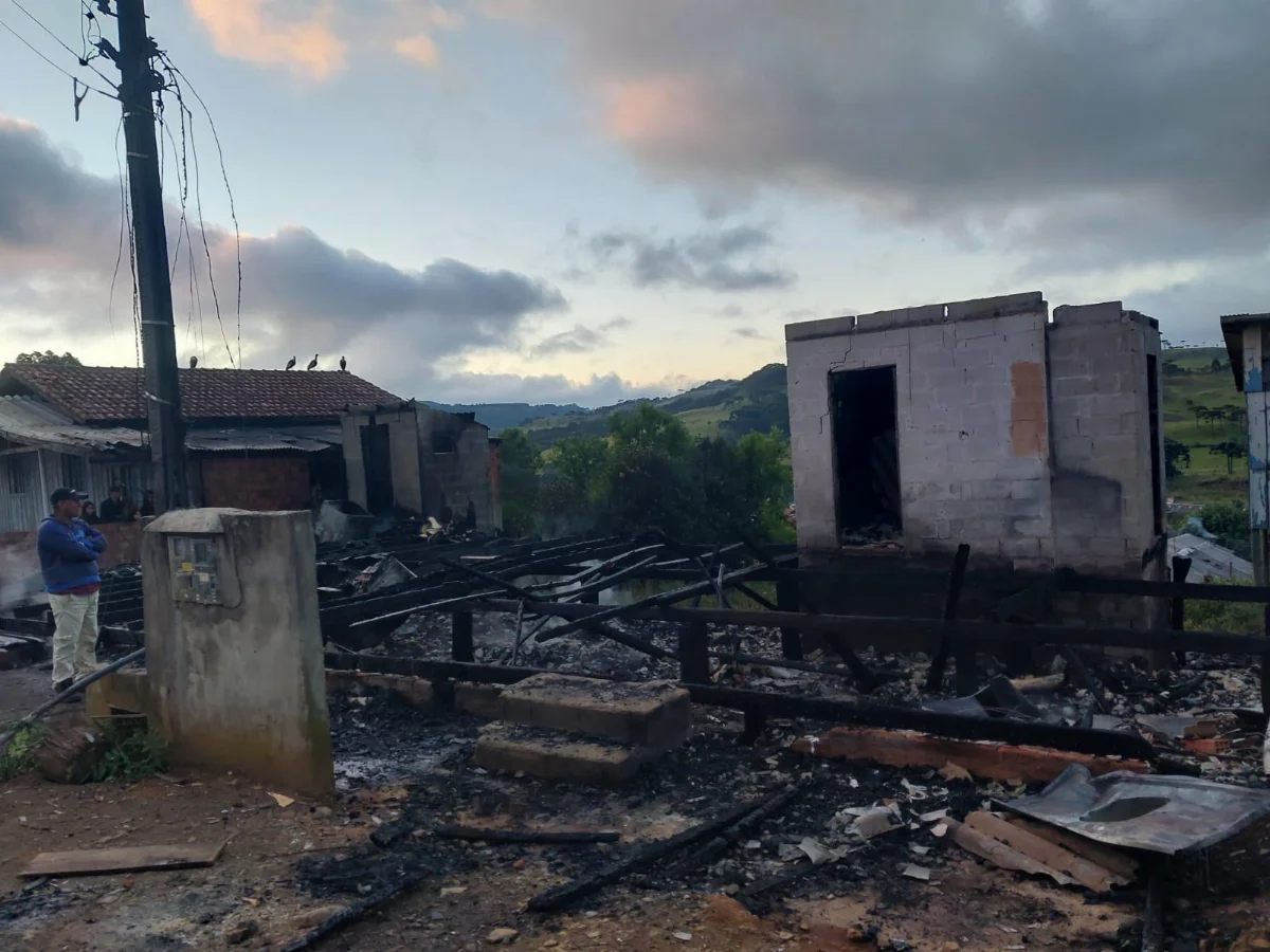 Tragédia Na Serra Família Morre Carbonizada Em Incêndio Que Destruiu Residência (3)