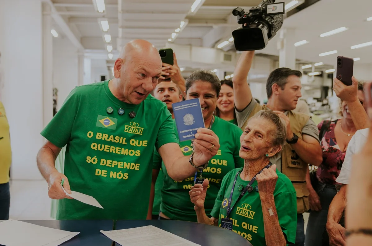 Luciano Hang contrata colaboradora de 91 anos que tinha sonho de trabalhar na Havan