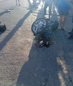 Jovem de 19 anos fica ferido em colisão entre motocicleta e trator em Presidente Getúlio