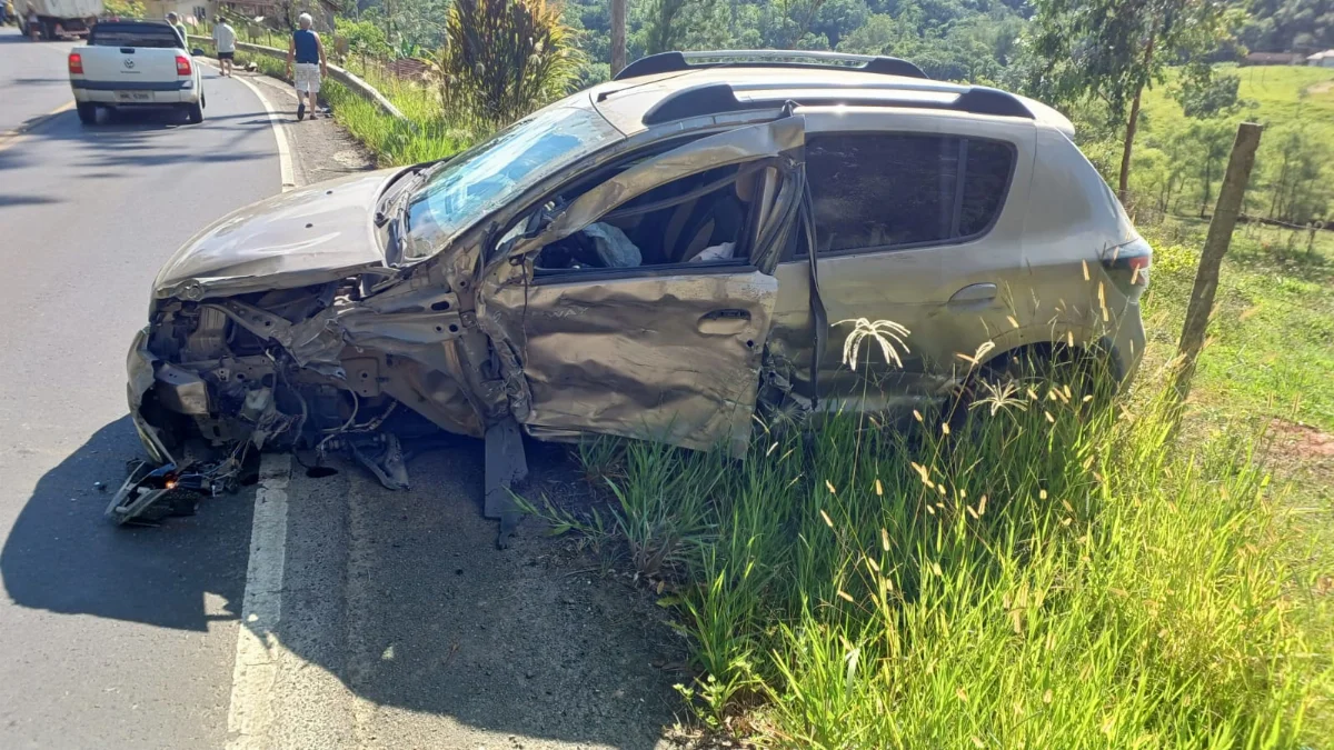 Colisão entre carro e caminhão deixa idoso ferido na SC-350, em Taió