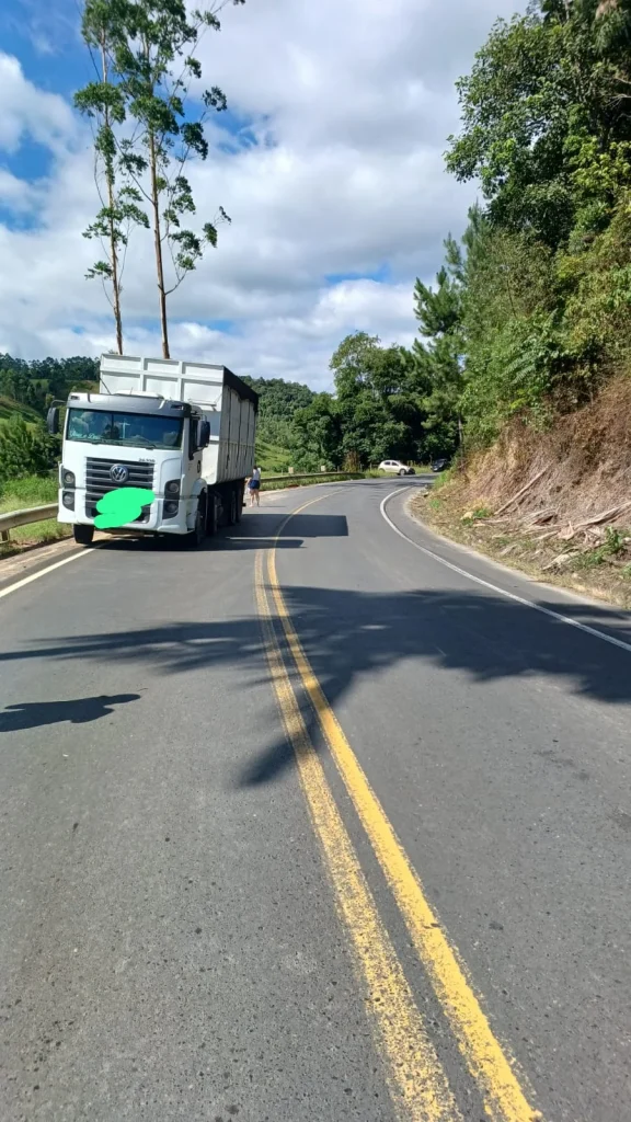 Colisão entre carro e caminhão deixa idoso ferido na SC-350, em Taió