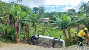 Capotamento em estrada de Salete mobiliza bombeiros; motorista recusa atendimento hospitalar