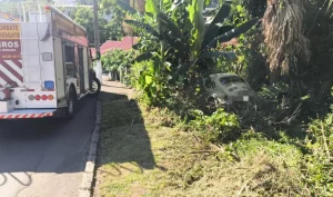 Fusca sai da pista e deixa dois idosos feridos nas proximidades do Hansahoehe