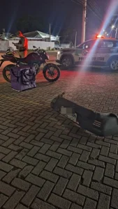 Motorista abandona local do acidente após colisão, mas deixa para-choque com placa, em Ituporanga