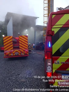 Incêndio em cavacos de madeira mobiliza Bombeiros Voluntários em Lontras