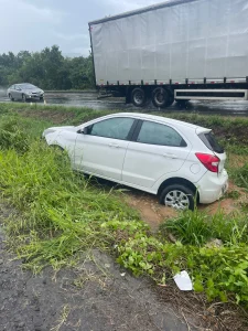 Dois carros saem da pista após acidente na BR-470 em Pouso Redondo