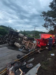 Colisão entre caminhões deixa vítima fatal e bloqueia a BR-282 em Águas Mornas