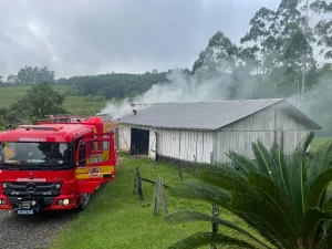Corpo de Bombeiros combate incêndio em estufa de fumo em Pouso Redondo