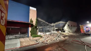 Incêndio de grandes proporções destrói fábrica de uniformes em Turvo