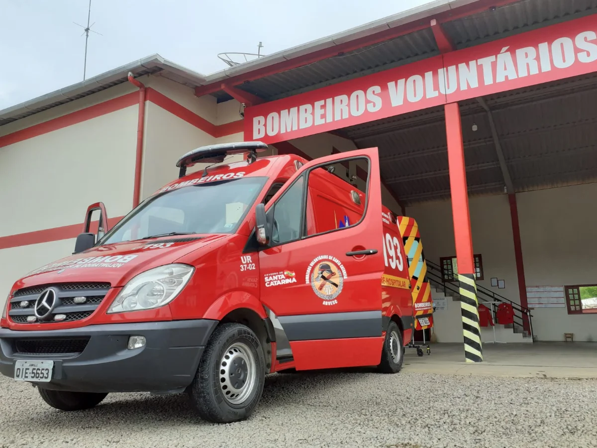 Dois homens ficam feridos após queda de andaime em obra, em Dona Emma