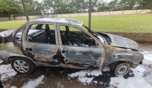 Veículo é totalmente destruído por incêndio em Pouso Redondo