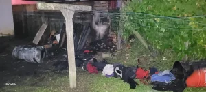 Incêndio atinge veículo e garagem de residência em Otacílio Costa