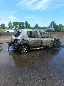 Incêndio em veículo é registrado após acidente na BR-101 em Itajaí