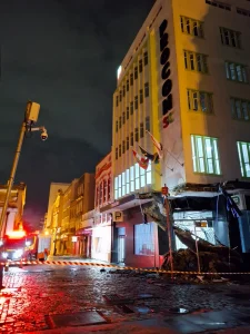 Parte da marquise do prédio sede do Procon desaba no Centro de Florianópolis