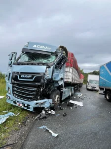 Colisão entre caminhões deixa trânsito lento na Serra da Santa, em Pouso Redondo