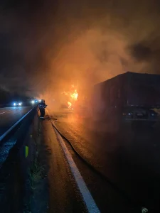 Duas carretas pegam fogo após acidente na BR-101 em Tijucas