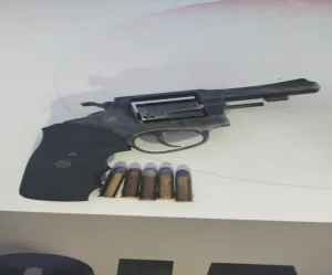 Homem de 22 anos é preso por porte ilegal de arma na BR-470, em Agronômica