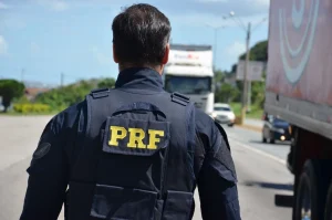 PRF mira caminhões e ônibus que circulam com problemas nos freios