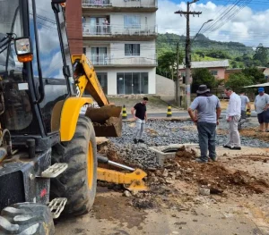 Ligação da rede de drenagem interdita a rua Germano Sandri no fim de semana