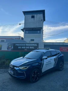 Homem procurado por lesão corporal, racismo e outros crimes é preso em Rio do Sul