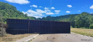 Contêiner cai de carreta no trevo do Areado, na BR-470, em Ibirama