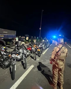 PRF intercepta 21 motociclistas que faziam rachas e “rolezinhos” na BR-101 em Biguaçu