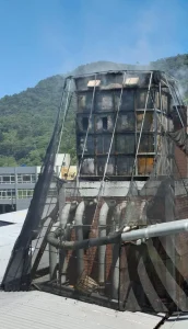 Bombeiros combatem incêndio em silo de serragem em empresa de Rio do Sul