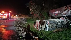 Caminhão sai da pista na BR-470, em Agronômica