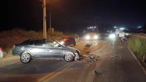 Colisão entre carros e motocicleta deixa motociclista gravemente ferido na BR-470