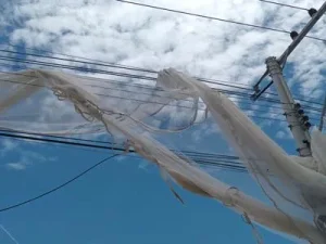 Celesc alerta para risco de telas e materiais de obras sobre a rede elétrica após ocorrências no Litoral Norte