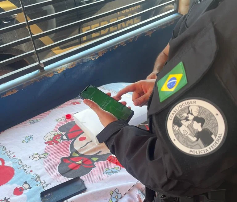 Polícia Federal prende suspeito por armazenamento de material de abuso infantil em SC