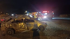 Condutor de carro é ejetado para fora do veículo após colisão frontal com carreta, em Trombudo Central