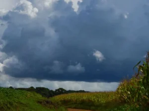 Primeiro final de semana de 2026 terá temporais isolados, virada no tempo e mar agitado em Santa Catarina