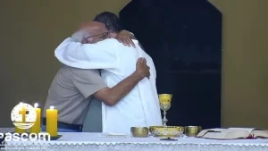 Vídeo: Avô sobe ao altar e abraça padre após receber notícia da morte do neto em Tubarão
