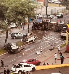VÍDEO: Caminhão desgovernado provoca grave acidente no Centro de Chapecó