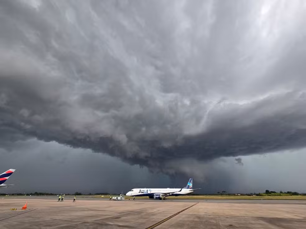 Tornado é registrado no Paraná e temporais deixam rastro de destruição