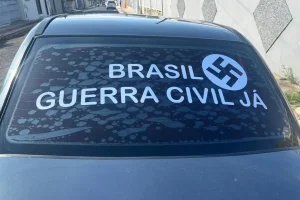 Idoso é preso em Araranguá após exibir suástica nazista e frase sobre guerra civil em carro