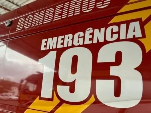 Bombeira comunitária fica ferida após cair de telhado durante combate a incêndio em madeireira em Rio do Sul