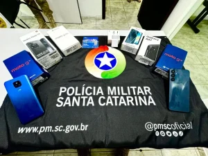 Furto a loja termina com dois presos e recuperação de celulare