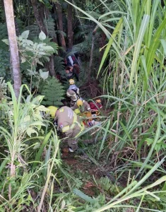 Carro cai em ribanceira de 20 metros e deixa duas mulheres feridas em Ibirama