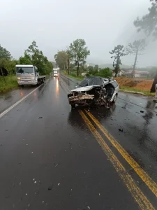 Três pessoas ficam feridas em colisão entre carros na BR-470, em Trombudo Central