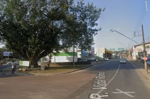 Manutenção na rede pluvial interdita pista da Rua Vidal Ramos, no bairro Budag, em Rio do Sul