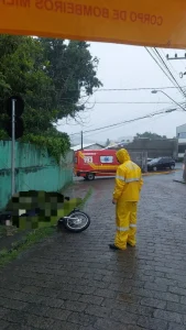 Motociclista de 18 anos morre vítima de choque elétrico em alta tensão