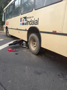 Motociclista de 19 anos morre em colisão com ônibus, em Indaial
