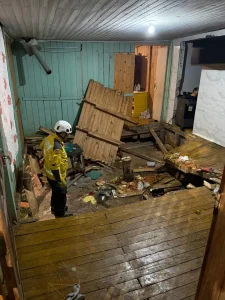 Assoalho de madeira de residência desaba durante festa e imóvel é interditado